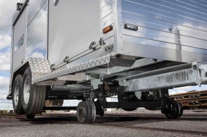 Nybergs Mekaniska Verkstad har tillverkat släp för LKAB. Släpet är tillverkat för att kunna användas på tågspår.