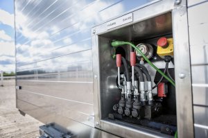 Nybergs Mekaniska Verkstad har tillverkat släp för LKAB. Släpet är tillverkat för att kunna användas på tågspår.