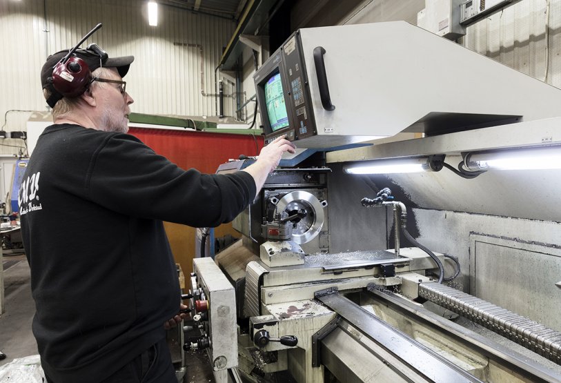 I vår välutrustade maskinpark med CNC-maskiner reparerar vi mekaniska komponenter och erbjuder legotillverkning med många olika maskintyper och för både korta och långa serier.